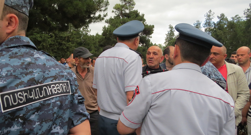 Силовики оцепили площадь Возрождения в Степанакерте. 13 июля 2018 г. Фото Алвард Григорян для "Кавказского узла"