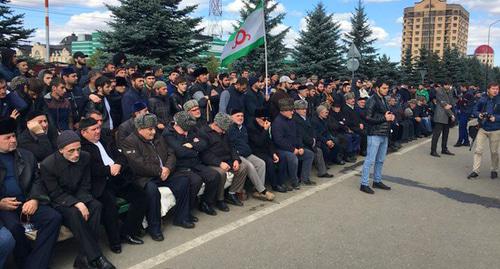 Участники акции протеста в Магасе. 7 октября 2018 года. Фото Магомеда Муцольгова, http://www.mlin.store/blogs/342/posts/34838