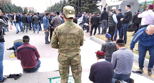 Участники митинга во время совершения молитвы. Магас, 12 октября 2018 г.