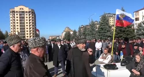 Участница протеста в Магасе 17.10.2018. Фото: кадр видео ИНГУШЕТИЯ-ТВ http://ingushetiya.tv/pryamoy-yefir/