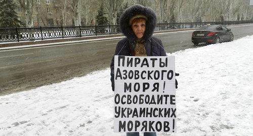 Галина Тихенко на одиночном пикете в Волгограде. Фото Татьяны Филимонровой для "Кавказского узла"