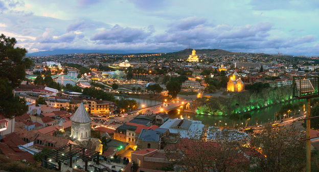 Исторический центр Тбилиси на закате, панорама. Vladimer Shioshvili - Flickr: Tbilisi sunset