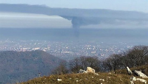 "Гриб" дыма над Владикавказом во время пожара на Электроцинке. 21 октября 2018 года. Фото Алана Цхурбаева для "Кавказского узла"