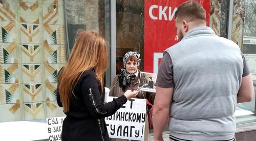 Прохожие заинтересовались содержанием плакатов Галины Тихенко. Волгоград, 7 апреля 2019 года. Фото Татьяны Филимоновой для "Кавказского узла".