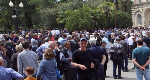 Участники митинга около здания парламента в Сухуме. Фото Дмитрия Статейнова для "Кавказского узла"