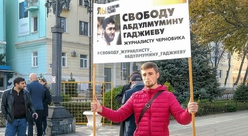 Житель Махачкалы Руслан впервые принял участие в серии пикетов в поддержку Абдулмумина Гаджиева. Махачкала, 11 ноября 2019 года. Фото Ильяса Капиева для "Кавказского узла".