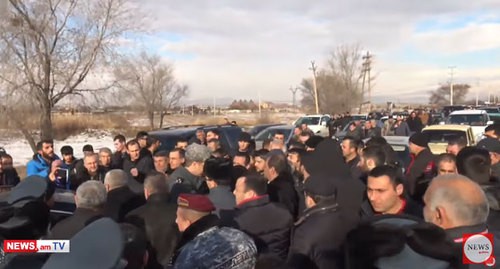 Акция протеста родственников Ваграма Авагяна. Кадр видео YouTube-канала NEWS.am https://www.youtube.com/watch?v=y7YTwR_MEXw&feature=emb_logo