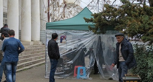 Участники голодовки проводят голодовку в палатке, на улице имени Вазгена Саргсяна в Степанакерте. Нагорный Карабах, 25 марта 2020 г. Фото Алвард Григорян для "Кавказского узла"