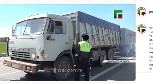 Проверка на дорогах в Чечне. Фото: скриншот со страницы groznytv в Instagram https://www.instagram.com/p/B-5Ja3NF43w/