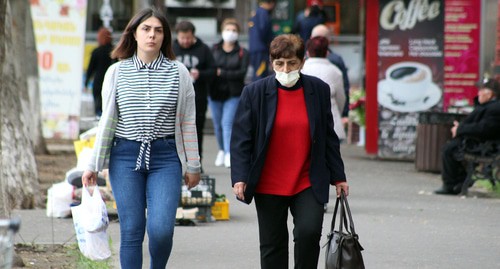 Женщины в масках во время карантина. Фото Тиграна Петросяна для "Кавказского узла" 