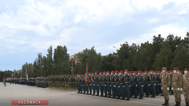 Репетиция парада Победы в Каспийске 20 июня 2020 года. Стоп-кадр видео РГВК "Дагестан", https://rgvktv.ru/obshchestvo/66763