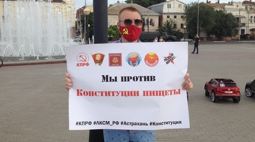 Участник пикета против поправок в Конституцию. Астрахань, 20 июня 2020 года. Фото Алены Садовской для "Кавказского узла"