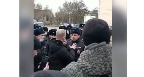 Сотрудники Кизлярского РОВД провели акцию с требованием освободить своего начальника Гази Исаева. Стоп-кадр видео t.me/bazabazon/5264