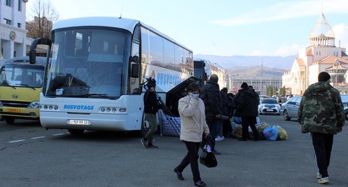 Беженцы возвращаются в Степанакерт на бесплатных автобусах из Еревана. Нагорный Карабах. 4 декабря 2020 года. Фото Алвард Григорян для "Кавказского узла"