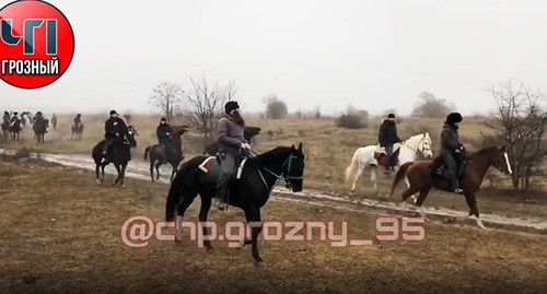 Скриншот видео конного похода к могиле Абдулака Анзорова, https://www.instagram.com/p/CJAHGJpnRra/