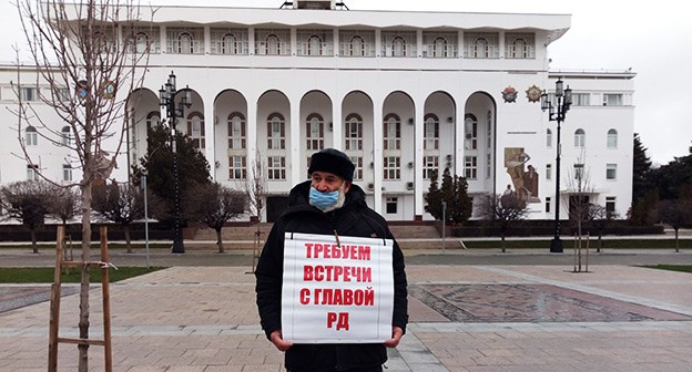 Кумыкский активист Бектемир Салихов у здания Дома правительства в Махачкале, где он проводит одиночный пикет с требованием встречи с врио главы Дагестана. 18 января 2021 год. Фото Расула Магомедова для "Кавказского узла"