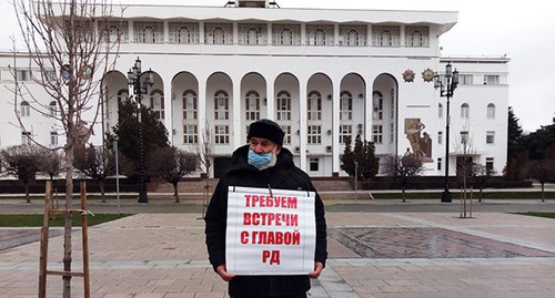 Кумыкский активист Бектемир Салихов у здания Дома правительства в Махачкале, где он проводит одиночный пикет с требованием встречи с врио главы Дагестана. 18 января 2021 год. Фото Расула Магомедова для "Кавказского узла"