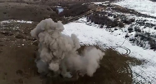 Уничтожение мины в Нагорном Карабахе. Фото пресс-службы МО России http://mil.ru/russian_peacekeeping_forces/news/more.htm?id=12341849@egNews