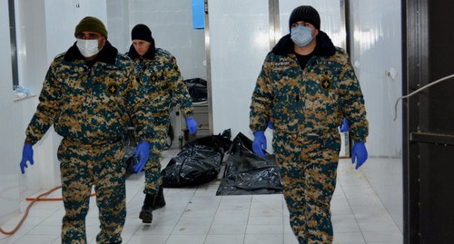 Тела погибших в конфликте в Нагорном Карабахе и сотрудники МЧС . Фото Государственная служба по чрезвычайным ситуациям https://www.facebook.com/RescueServiceOfTheNKR/photos/a.1527615660606237/4088398617861249/