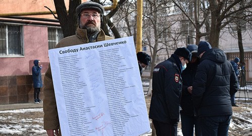 Активист Борис Папаян с плакатом в защиту Анастасии Шевченко. Фото Константина Волгина для "Кавказского узла"