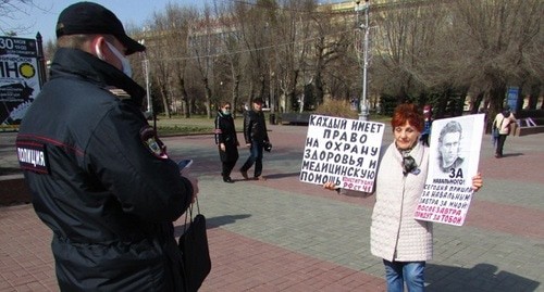 Полицейский наблюдает за пикетом Галины Тихенко в Волгограде. Фото Вячеслава Ященко для "Кавказского узла". 