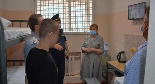 Проверка содержания школьника в СИЗО. Справа -  омбудсмен по правам ребенка Волгоградской области Нина Болдырева. Фото предоставлено Юлией Бочаровой для "Кавказского узла"