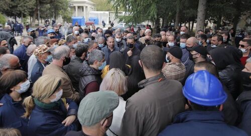 Работники завода "Руставский азот" на забастовке.  фото  https://tv4.ge/2021/04/რუსთავის-აზოტში-დასაქმე/?fbclid=IwAR3X-n2Y5EfNGrYz9xCZZNja7O9KwIeQSaWO5TTsjRe-SmYHqc83yUPikr0