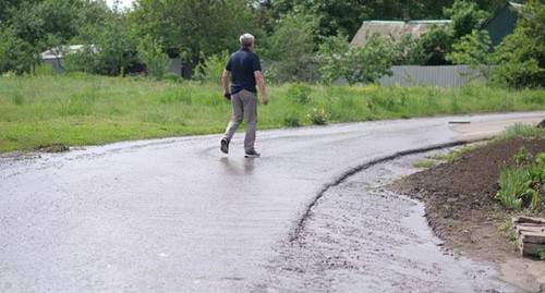 Прорыв водопровода в поселке Розет Краносулинского района. Фото Вячеслава Прудникова для "Кавказского узла"