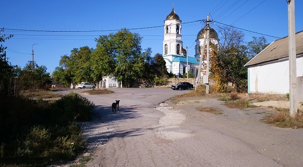 Участок дороги возле церкви. Фото Вячеслава Прудникова для "Кавказского узла".