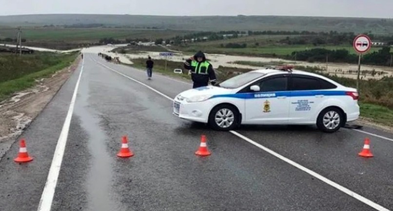 Перекрытие трассы на участке автодороги краевого значения около Анапы. Фото пресс-службы  отдела МВД России по городу Анапе instagram.com/omvd_anapa