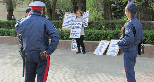 Сотрудники полиции возле Тамары Гродниковой. Фото Вячеслава Ященко для "Кавказского узла"