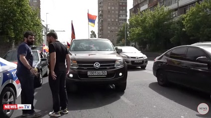 Участники акции протеста в Ереване. Стопкадр из видео на странице https://www.youtube.com/watch?v=anbXDstu-Zs