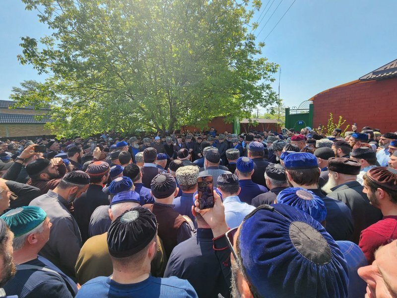 Несколько тысяч человек со всей Ингушетии приехали в Малгобек на похороны четырехлетней девочки. Фото https://gazetaingush.ru/news/tysyachi-lyudey-so-vsey-ingushetii-priezzhayut-na-pohorony-umershey-posle-zhestokogo-izbieniya