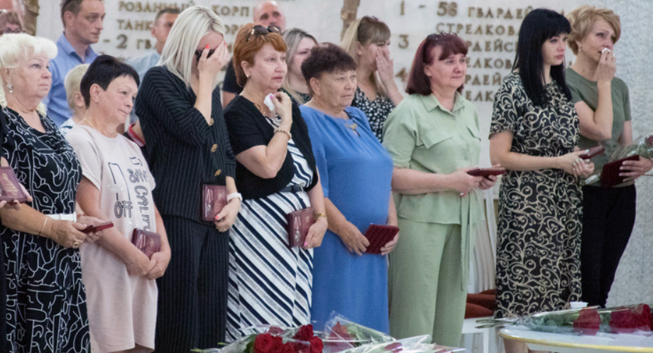 Родные погибших. Скриншот с сайта музей-панорамы "Сталинградская битва" от 20.07.23,https://stalingrad-battle.ru/about/m-news/2023/11102/
