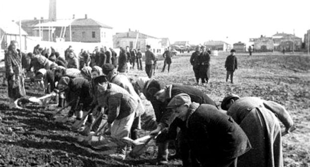 Выполнение тяжелой физической работы репрессированными. 1943-1944 гг. Фото http://www.riakchr.ru/ko-dnyu-deportatsii-karachaevskogo-naroda-shkolnikov-urupskogo-rajona-poznakomili-s-istoriej-repressirovannykh-narodov/