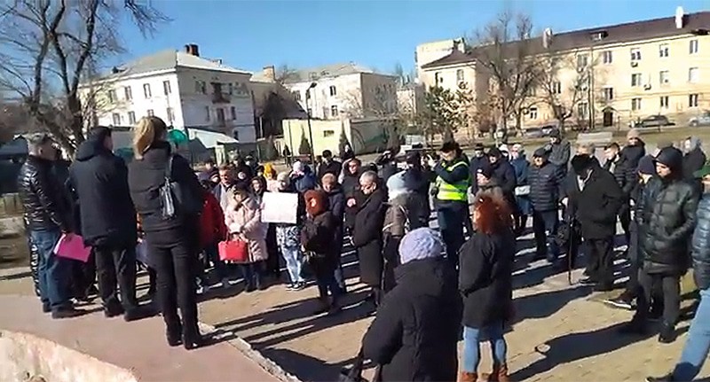 Астраханцы во время митинга за умерщвление бездомных собак. Кадр из видео https://www.youtube.com/watch?v=StMn_Cx9OsI 