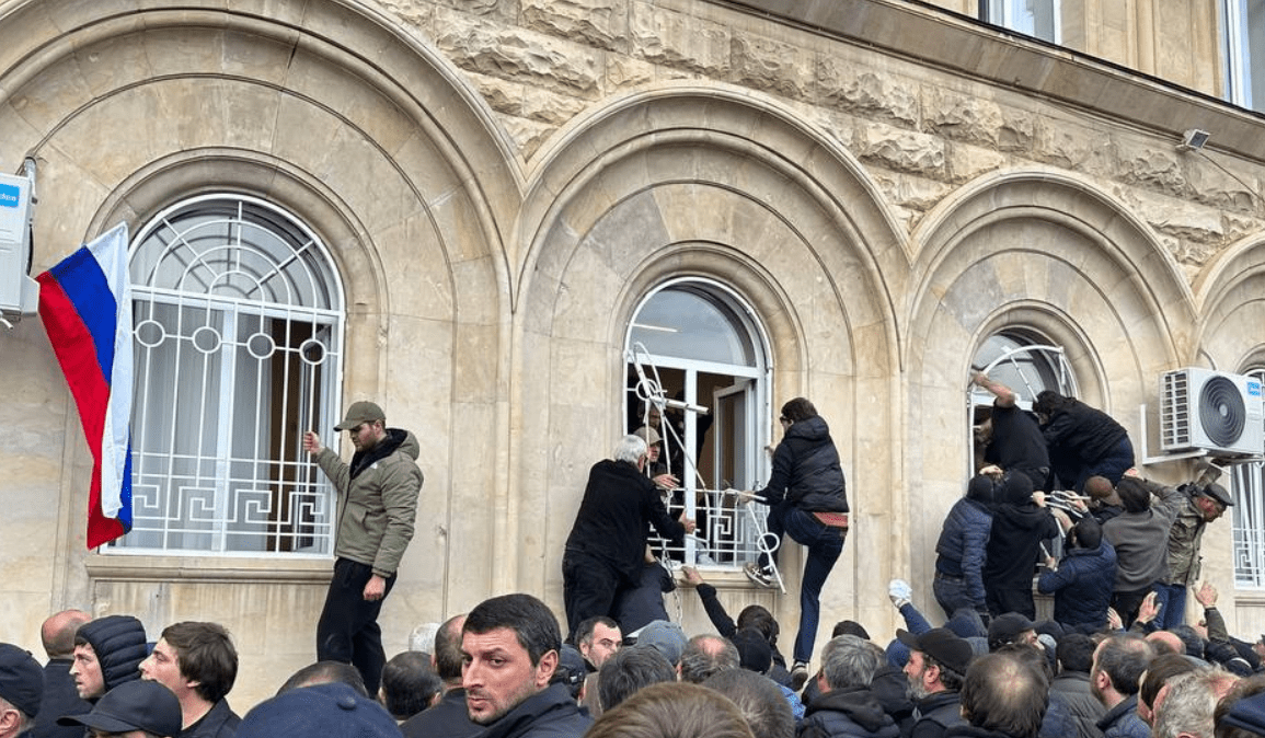 Протестующие вошли в здание парламента Абхазии. Скриншот фото "Республика" от 15.11.24, https://t.me/respublicaabh/9817