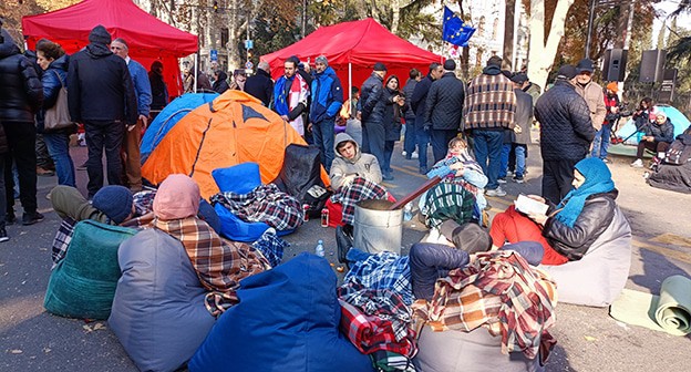 Участники акции протеста на проспекте Чавчавадзе. 18 ноября 2024 г. Фото Инны Кукуджановой для "Кавказского узла"