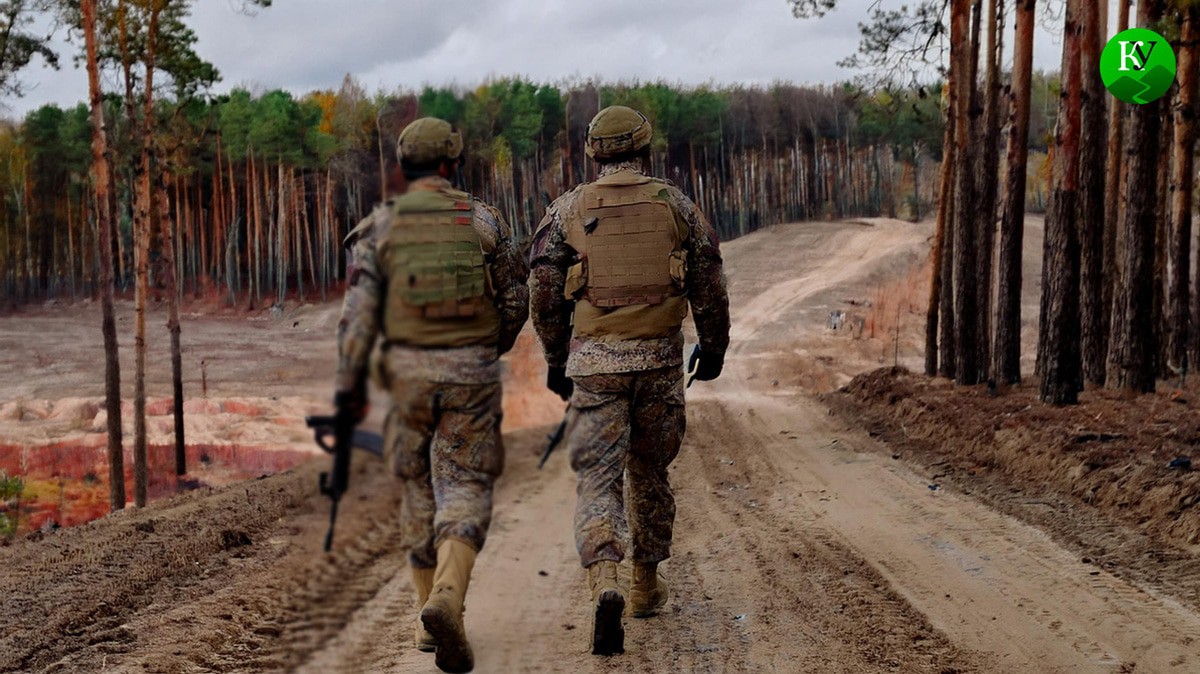 Военные идут по дороге. Иллюстрация создана "Кавказским узлом" с помощью ИИ в программе Photoshop