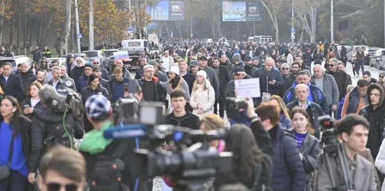 Участники шествия в Тбилиси. 23 ноября 2024 года. Фото: "ИнтерпрессНьюс" https://www.interpressnews.ge/ru/article/164640-uchastniki-aktsii-prishli-shestviem-na-ploshchad-geroev-gde-anonsiruiut-chto-ustanoviat-palatki-i-ostanutsia-do-2200