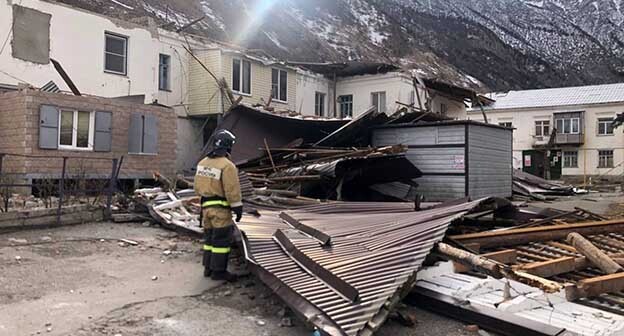 Сильный ветер сорвал в Тырныаузе кровлю с многоквартирного дома. 17 декабря 2024 г. Фото: МЧС РФ