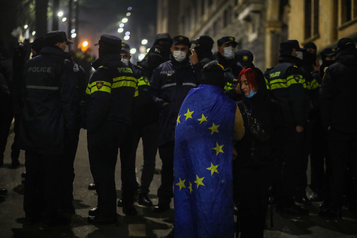 Участники акции протеста с флагом Евросоюза. Тбилиси, 7 декабря 2024 г. Фото Азиза Каримова для "Кавказского узла"