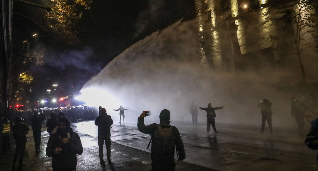 Полиция применяет водомет во время акции. 7 декабря 2024 г. Фото Азиза Каримова для "Кавказского узла"