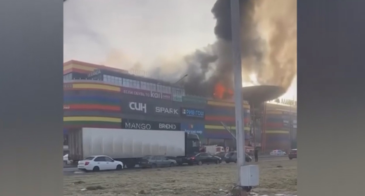 Взрыв в ТЦ во Владикавказе, стоп-кадр видео https://t.me/bazabazon/33911