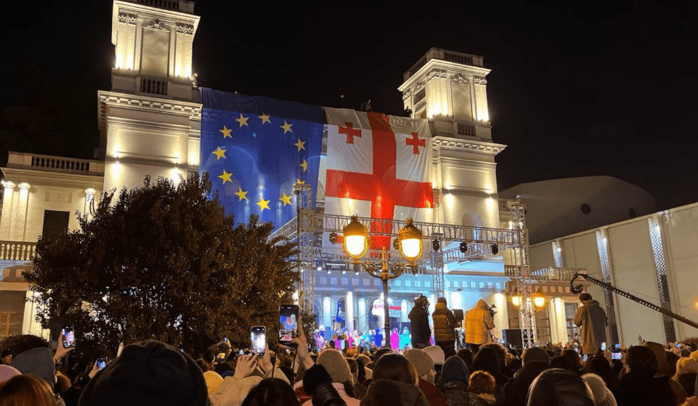 Акция протеста у "Нового театра". Скриншот фото Lorena Beria из Telegram-канала Tbilisi Life от 23.01.25, https://t.me/Tbilisi_life/36325.