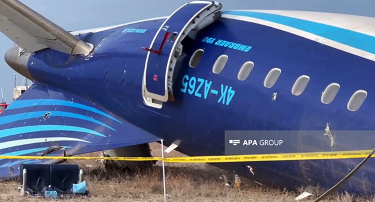 Крушение самолета AZAL. Фото: APA https://ru.apa.az/incident/kazaxstan-do-publikacii-predvaritelnogo-otceta-ne-budet-kommentirovat-neoficialnuyu-informaciyu-kasayushhuyusya-kruseniya-samoleta-azal-600288