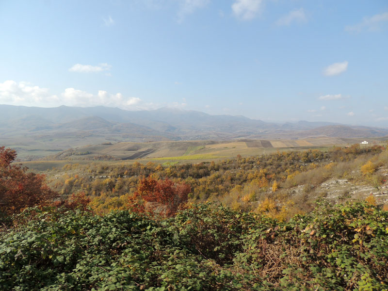 По дороге, справой стороны, открывается прекрасная картина - поля, луга, леса Мартунинского района...