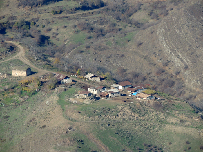 с.Гайлатун Шушинского района. Сфотографировал используя зум.