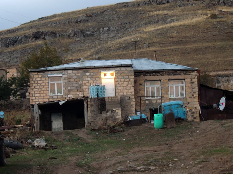 Первый дом с.Лернаовит. куда поступило электричество.