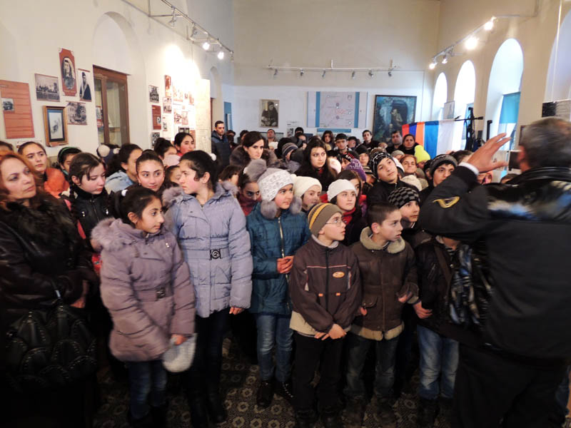 В основном собрались школьники